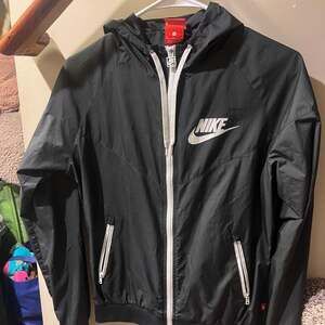 Nike Women's Sportswear Windrunner Full-Zip Hooded Windbreaker Jacket - Black si